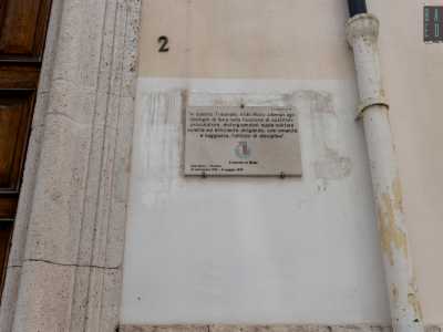 Ma � arrivato il momento di entrare. Lo facciamo da via San Francesco d�Assisi attraverso il portone di sinistra in legno, al cui lato � affissa una targa: ricorda il periodo in cui il politico Aldo Moro lavor� nell�edificio come sostituto procuratore